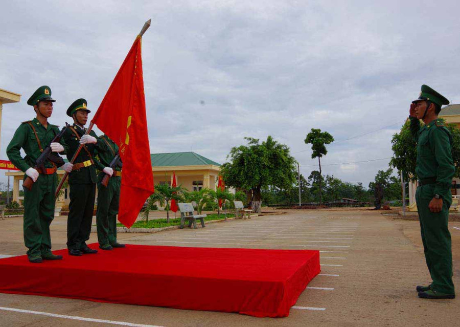 Chiến sĩ tuyên thệ dưới quân kỳ. Ảnh: Anh Huy chiến sĩ tuyên thệ dưới quân kỳ