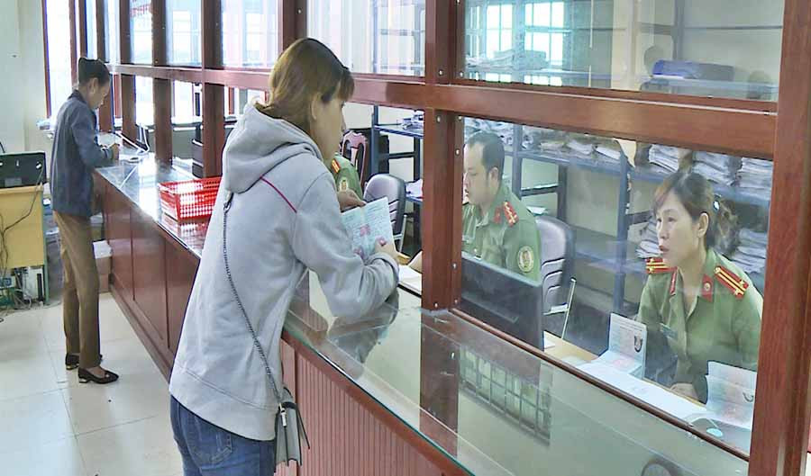  Các thủ tục hành chính được giải quyết nhanh chóng, tạo tâm lý thoải mái cho người dân đến liên hệ công việc. Ảnh: Lê Ánh