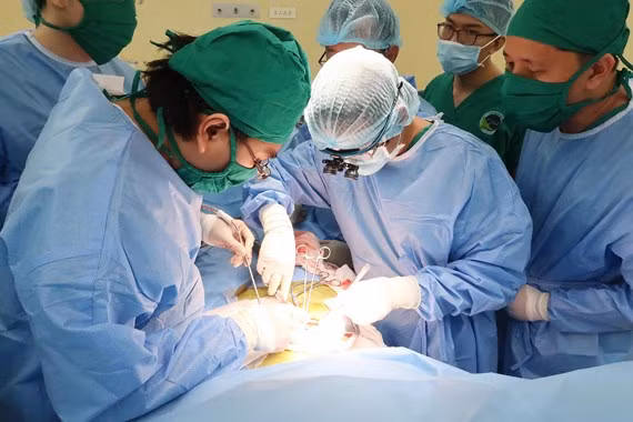  Các bác sĩ đang tiến hành ghép thận cho bệnh nhân