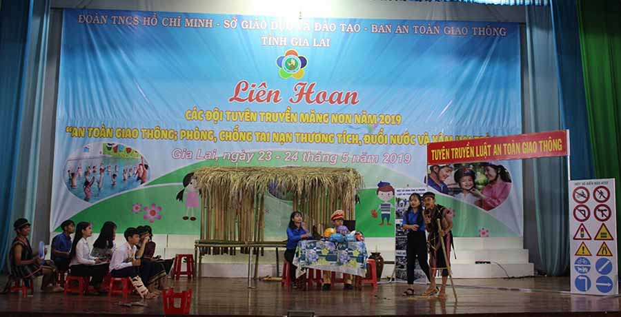  Phần thi tiểu phẩm của đội tuyên truyền măng non huyện Ia Grai. Ảnh: T.B