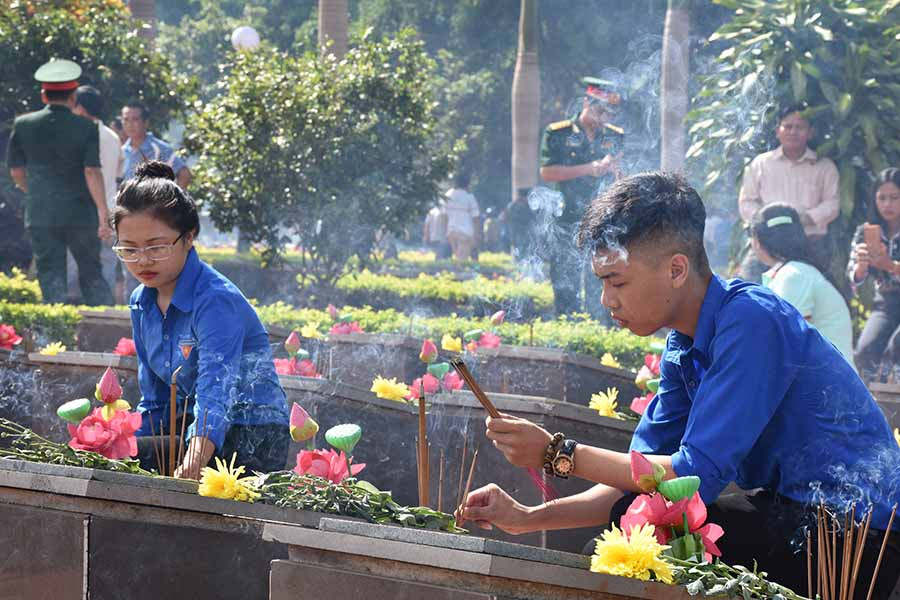 Người dân thắp hương cho các phần mộ liệt sĩ