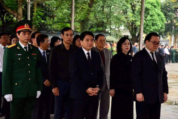  Đoàn đại biểu Tp.Hà Nội do Bí thư Thành ủy Hoàng Trung Hải dẫn đầu viếng Đại tướng Lê Đức Anh.