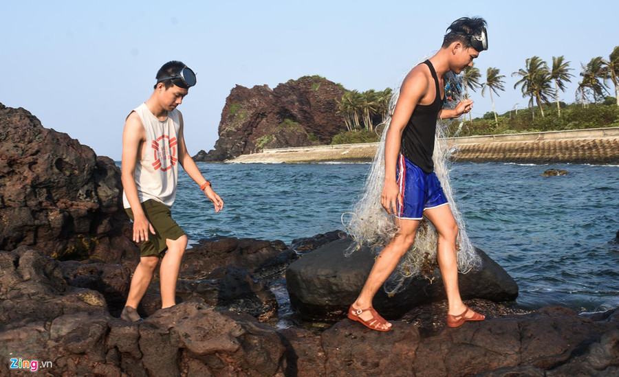 Theo chân Sâm lặn ngắm san hô, thả lưới bắt cá quanh đảo, anh Nguyễn Thanh Trà (Bình Định), thốt lên đây là chuyến du lịch trải nghiệm biển đảo tuyệt vời nhất từ trước đến đây.