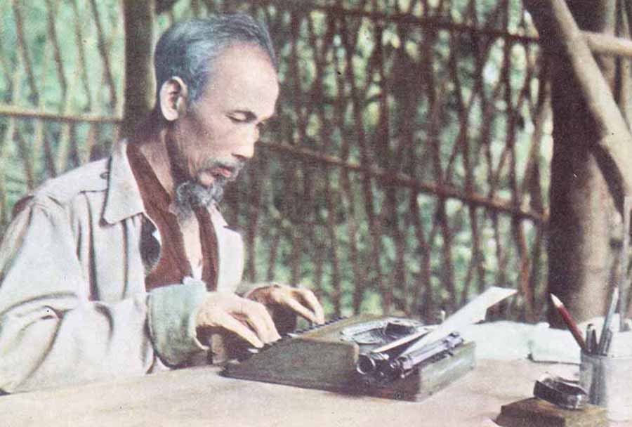 Bác Hồ làm việc ở chiến khu Việt Bắc năm 1952 (ảnh tư liệu).