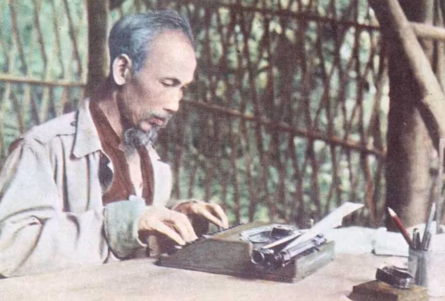 Bác Hồ làm việc ở chiến khu Việt Bắc năm 1952 (ảnh tư liệu).