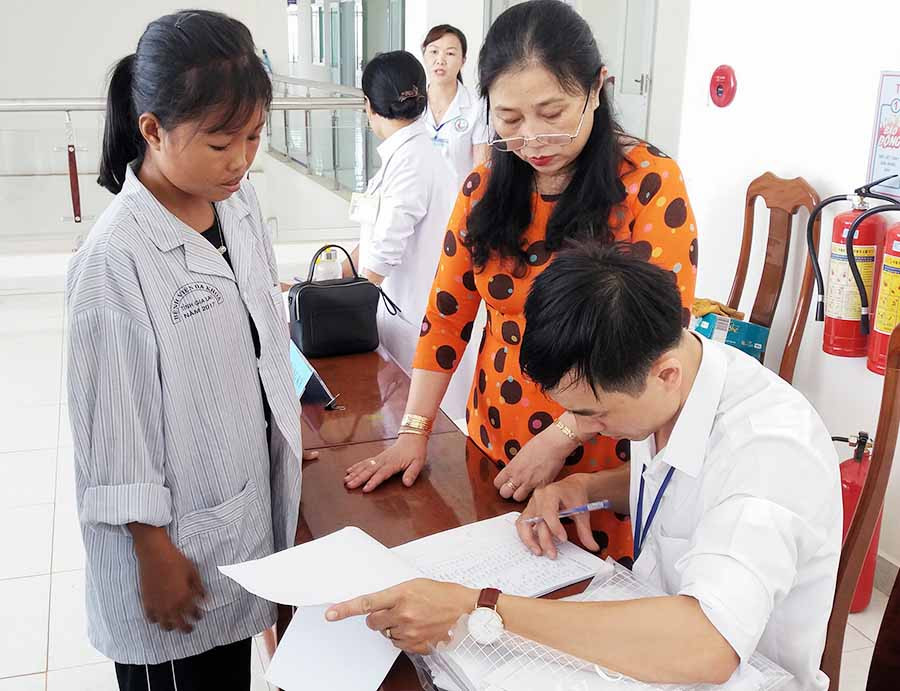 Bác sĩ Bệnh viện Nhi tỉnh lập danh sách bệnh nhân bị Thalassemia để chủ động về nguồn máu điều trị. Ảnh: N.N  Bác sĩ Bệnh viện Nhi tỉnh lập danh sách bệnh nhân bị Thalassemia để chủ động về nguồn máu điều trị. Ảnh: N.N