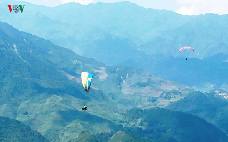  Trong một số thời điểm, nhiều phi công cất cánh cùng lúc và bay kèm du khách.