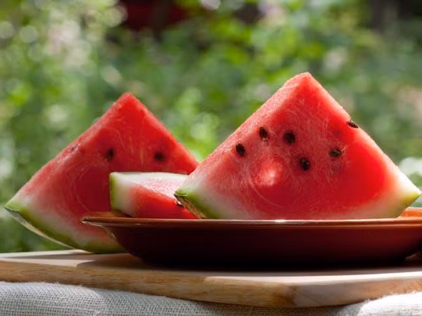 Ăn quá nhiều dưa hấu không có lợi cho sức khỏe. Ảnh: Boldsky.