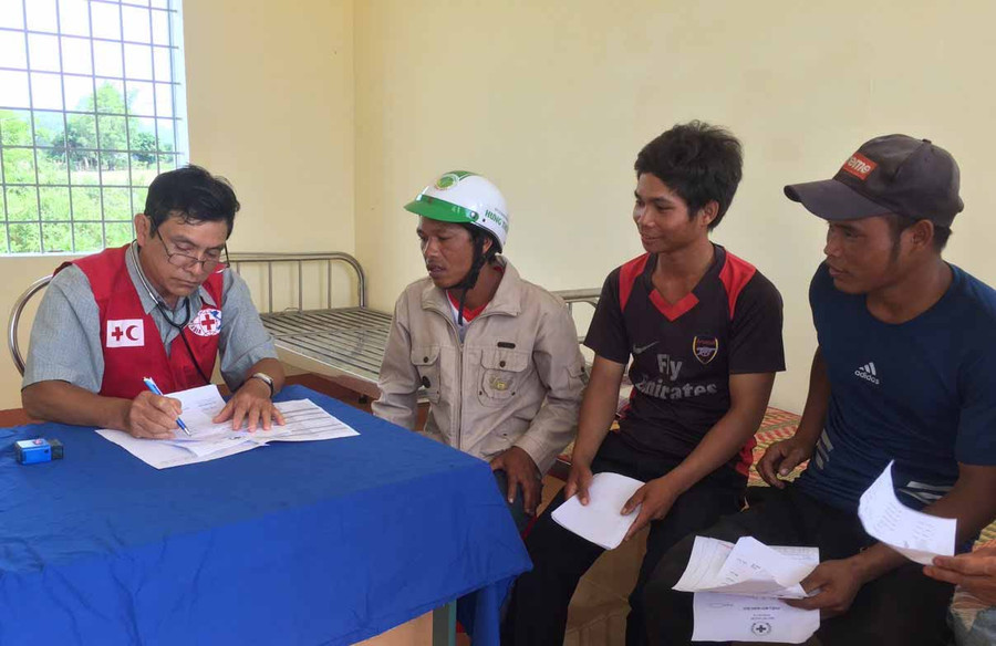  Bác sỹ kê đơn thuốc cho người dân. Ảnh: Hồng Ngọc