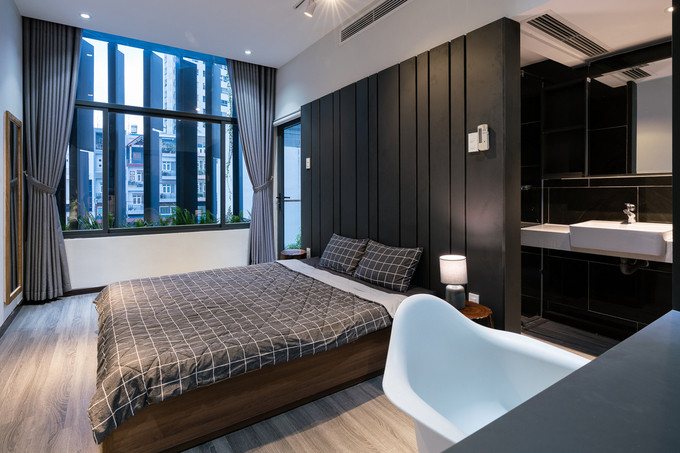 Giống như phòng ngủ lớn, phòng ngủ nhỏ phía trước tầng ba cũng tích hợp một góc làm việc nhỏ nhưng tiện nghi, để tận dụng tối đa không gian không lớn của ngôi nhà. 