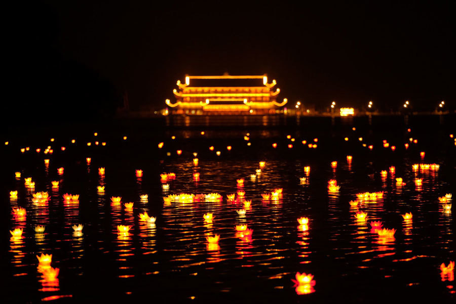  Thượng tọa Thích Đồng Trí, giảng viên Đại học Vận Hạnh, Đại học Phật giáo Việt Nam Thành phố Hồ Chí Minh cho rằng: “Khi chúng ta thả những ngọn đèn xuống biển, xuống sông, theo truyền thống của Việt Nam và châu Á là những tâm nguyện nào sâu sắc nhất, cao đẹp nhất thì mình thả xuống đó. Ở đây, trong ngày lễ Phật đản, chúng ta tưởng nhớ đến một vĩ nhân của thế giới. Đó là Phật Thích ca mâu ni. Ánh sáng tọa giác của ngài mà khắp nhân loại ca ngợi thì hôm nay, chúng ta cầu nguyện cho mưa thuận gió hòa, cho thế giới hòa bình, cho nhân sinh an lạc, cho cái thiện thắng cái ác, và cho xã hội này thêm chân thiện mỹ