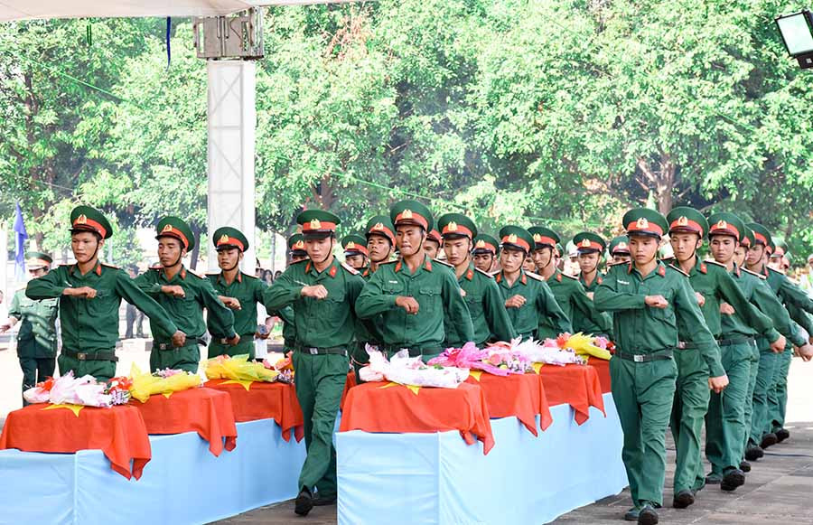 Nghi thức tiễn đưa các liệt sĩ về nơi an nghỉ cuối cùng.