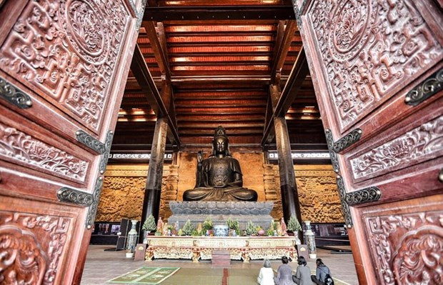 Tượng Phật bà Quan Âm bằng đồng dát đồng đen tại điện Tam Thế. (Ảnh: Trọng Đạt/TTXVN) Tượng Phật bà Quan Âm bằng đồng dát đồng đen tại điện Tam Thế. (Ảnh: Trọng Đạt/TTXVN)
