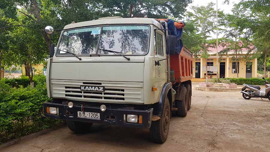 Chiếc xe tải Kamaz BKS 81L-1205 bị bắt quả tang chở cát hút trộm từ suối lên. Ảnh: N.T Chiếc xe tải Kamaz BKS 81L-1205 bị bắt quả tang chở cát hút trộm từ suối lên. Ảnh: N.T