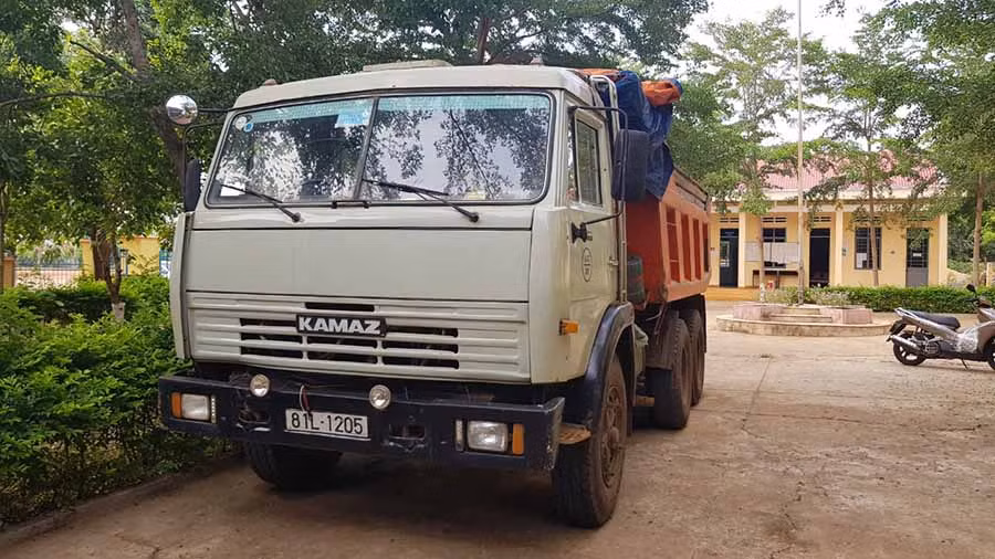  Chiếc xe tải Kamaz BKS 81L-1205 bị bắt quả tang chở cát hút trộm từ suối lên. Ảnh: N.T