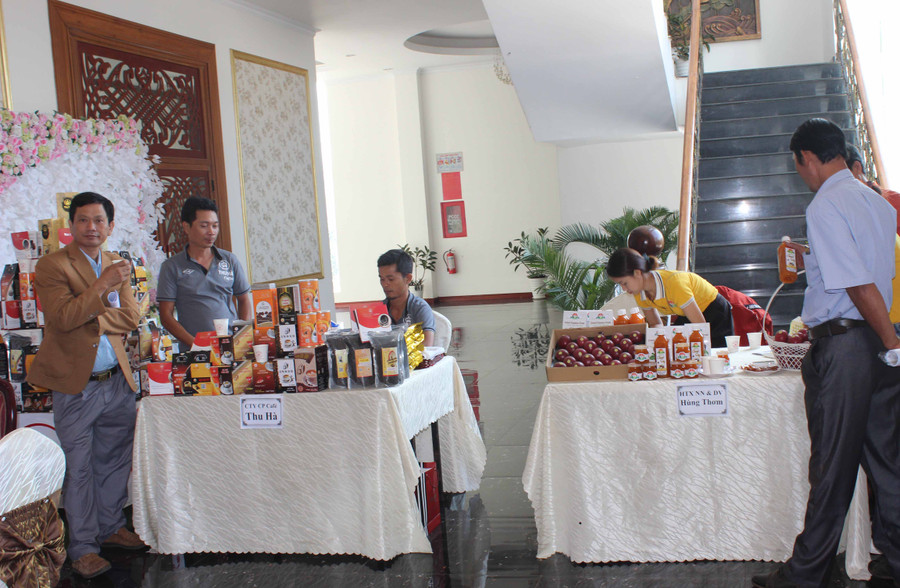 Sản phẩm các HTX tham gia trưng bày tại hội thảo. Ảnh: Nguyễn Diệp