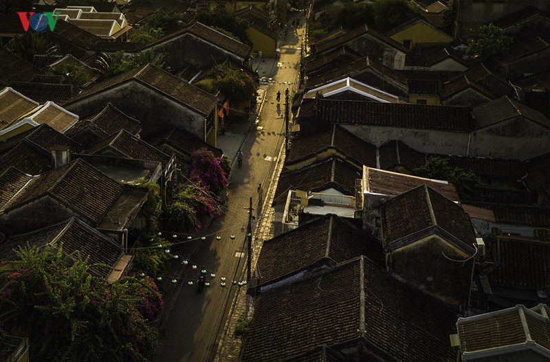 Những nếp nhà xưa, mái ngói thâm nâu nằm sát nhau ở trung tâm phổ cổ.