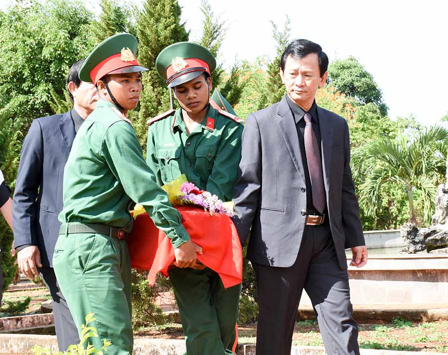 Bí thư Tỉnh ủy Dương Văn Trang cùng các chiến sĩ đưa hài cốt các liệt sĩ ra nơi an táng