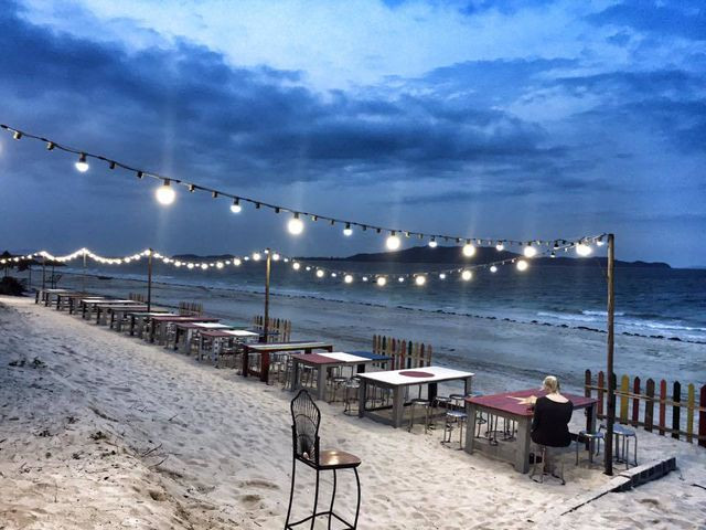 Bãi biển Hồng Vàn về đêm Bãi biển Hồng Vàn về đêm