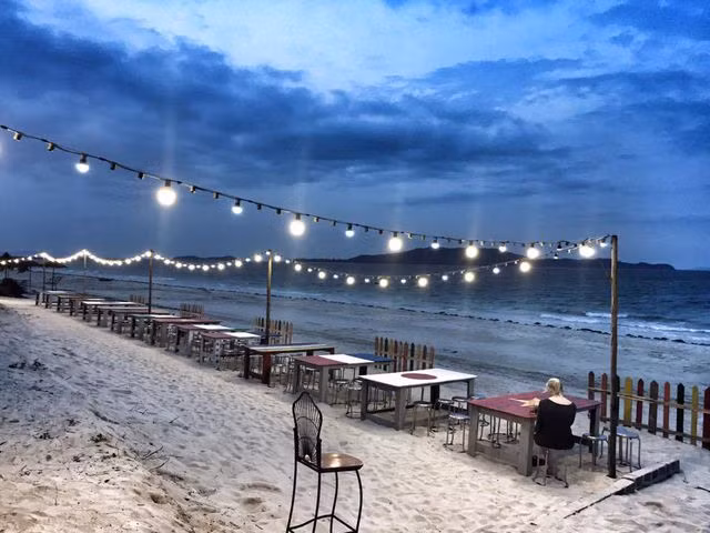  Bãi biển Hồng Vàn về đêm