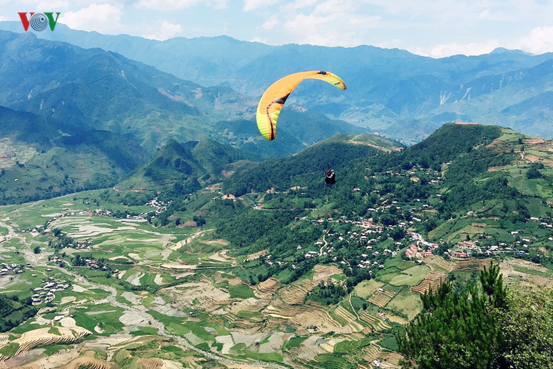  Mùa nước đổ đẹp long lanh đã tạo cảm hứng cho những màn bay trình diễn của các phi công.
