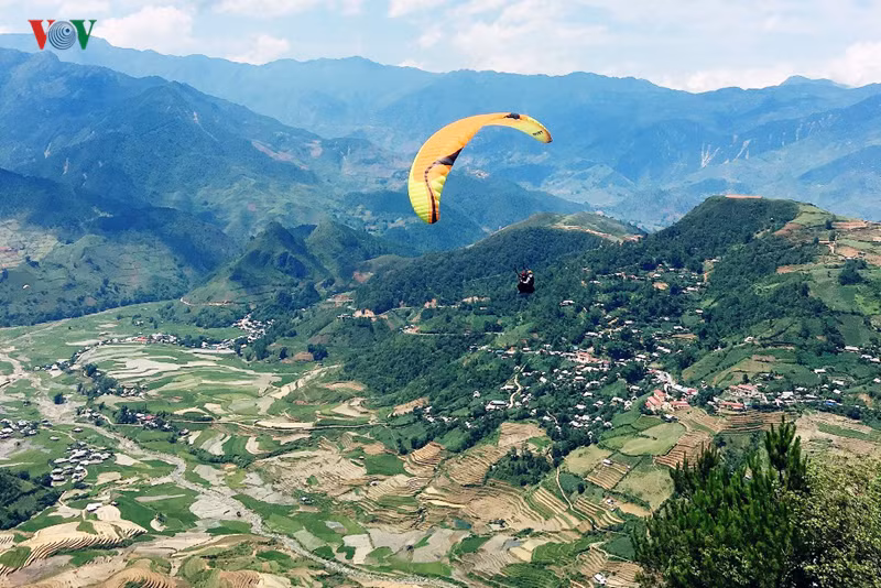  Mùa nước đổ đẹp long lanh đã tạo cảm hứng cho những màn bay trình diễn của các phi công.