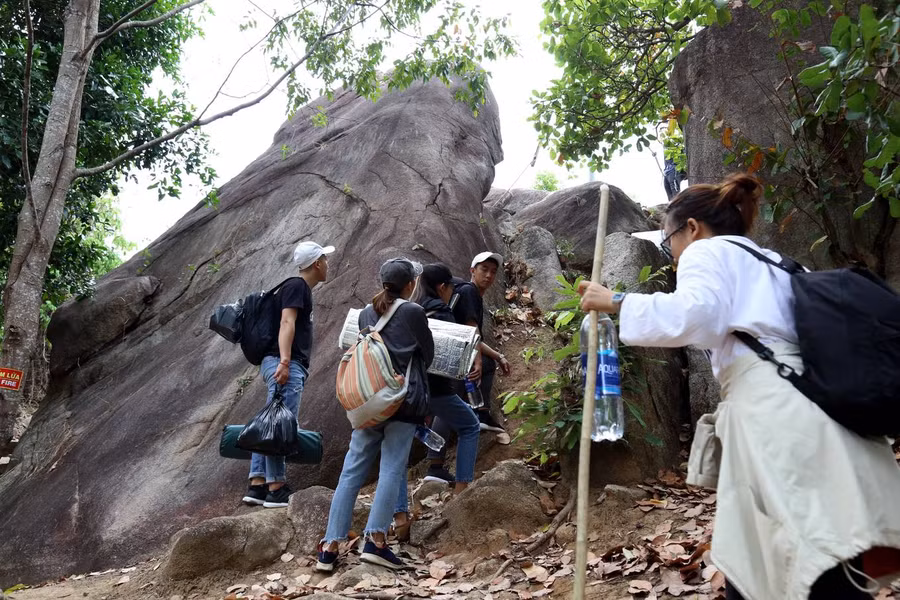 Đoạn đường leo núi khá cheo leo với nhiều hốc đá lớn, rừng rậm, yêu cầu người khám phá phải có kinh nghiệm. Một hốc đá cao chừng 5 m khiến các bạn trẻ rất khó khăn mới vượt qua.