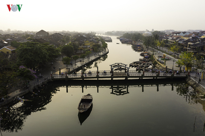 Hội An là quà tặng thời gian, là di sản văn hóa dành cho tất cả. Hít thở bầu không khí nguyên lành ấy, bạn sẽ lại ước thêm một lần trở lại mảnh đất này.