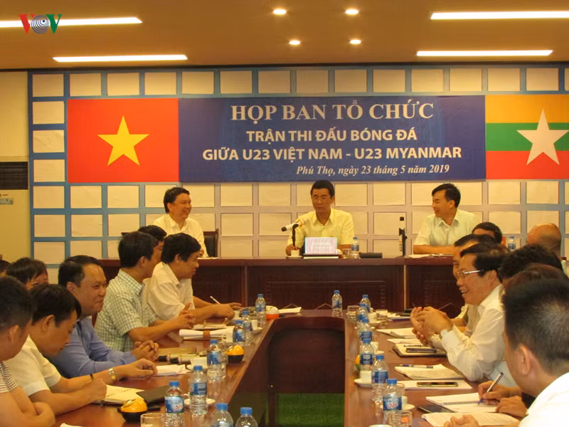  Lãnh đạo Sở Văn hóa - Thể thao và Du lịch báo cáo tiến độ thi công các hạng mục sửa chữa, nâng cấp sân vận động Việt Trì