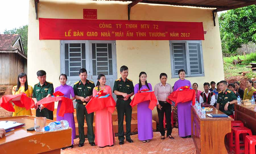  Trao nhà mái ấm tình thương cho hội viên phụ nữ có hoàn cảnh khó khăn. Ảnh: Y.S