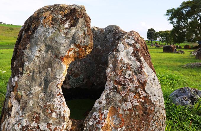 Các nhà khoa học biết rất ít về tác giả của cánh đồng chum khổng lồ. Bản thân những di tích này cũng không cung cấp nhiều gợi ý về xuất xứ hay mục đích sử dụng Các nhà khoa học biết rất ít về tác giả của cánh đồng chum khổng lồ. Bản thân những di tích này cũng không cung cấp nhiều gợi ý về xuất xứ hay mục đích sử dụng