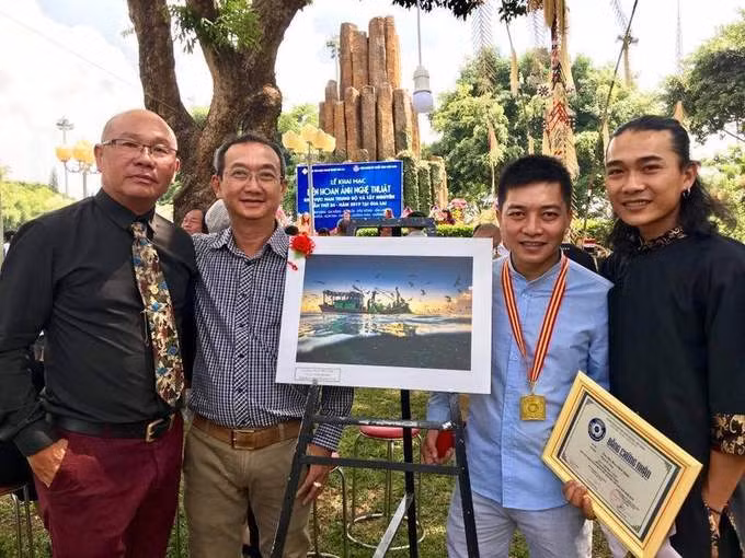 Bức ảnh giúp tác giả (thứ hai từ phải sang) đạt huy chương vàng duy nhất cuộc thi ảnh Đất nước, con người Nam Trung Bộ và Tây Nguyên 2019. Cuộc thi thu hút hơn 2.100 tác phẩm tham dự của 300 tay máy chuyên nghiệp và không chuyên.