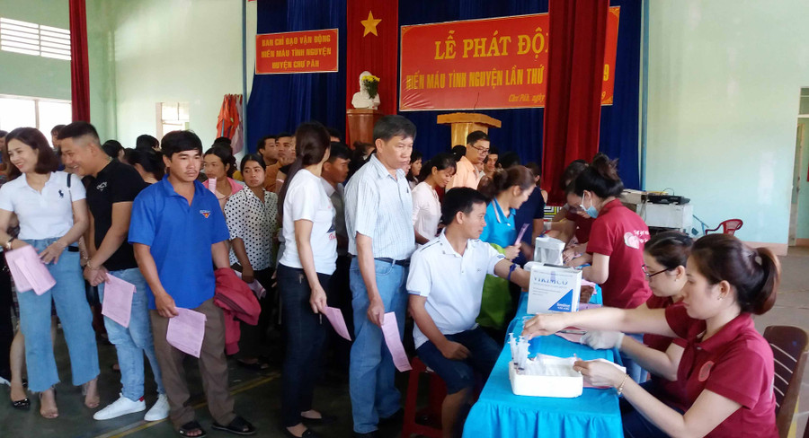 Trên 300 người dân huyện Chư Pah tham gia hiến máu tình nguyện. Ảnh: Như Nguyện Trên 300 người dân huyện Chư Pah tham gia hiến máu tình nguyện. Ảnh: Như Nguyện