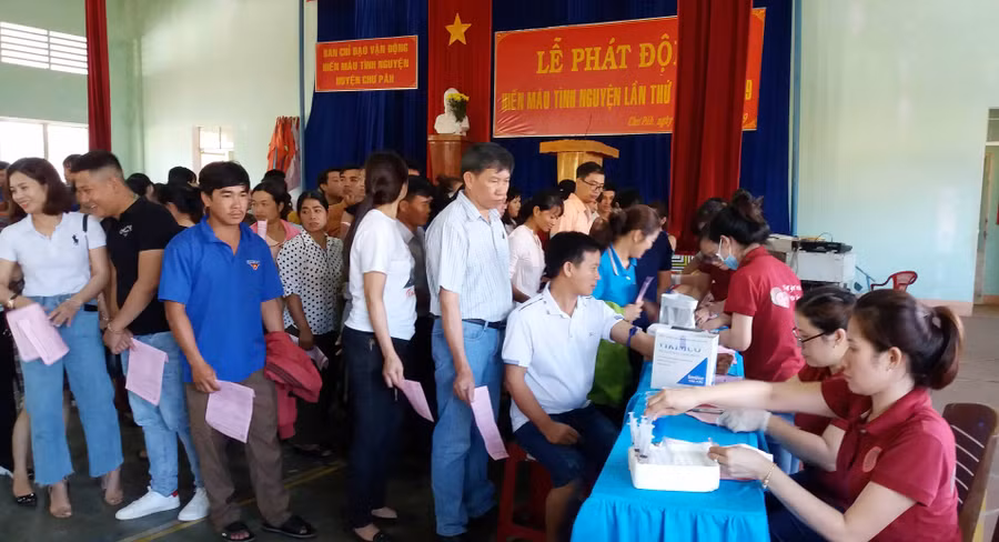 Trên 300 người dân huyện Chư Pah tham gia hiến máu tình nguyện. Ảnh: Như Nguyện