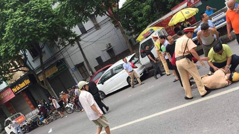 Trung úy Trần Đoàn nằm dưới đất bất tỉnh sau cú đâm của đối tượng sinh năm 1999. Trung úy Trần Đoàn nằm dưới đất bất tỉnh sau cú đâm của đối tượng sinh năm 1999.