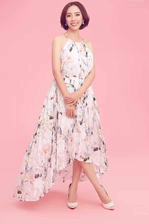  Thu Trang gợi ý váy cổ yếm, nhấn nhá họa tiết hoa lá.