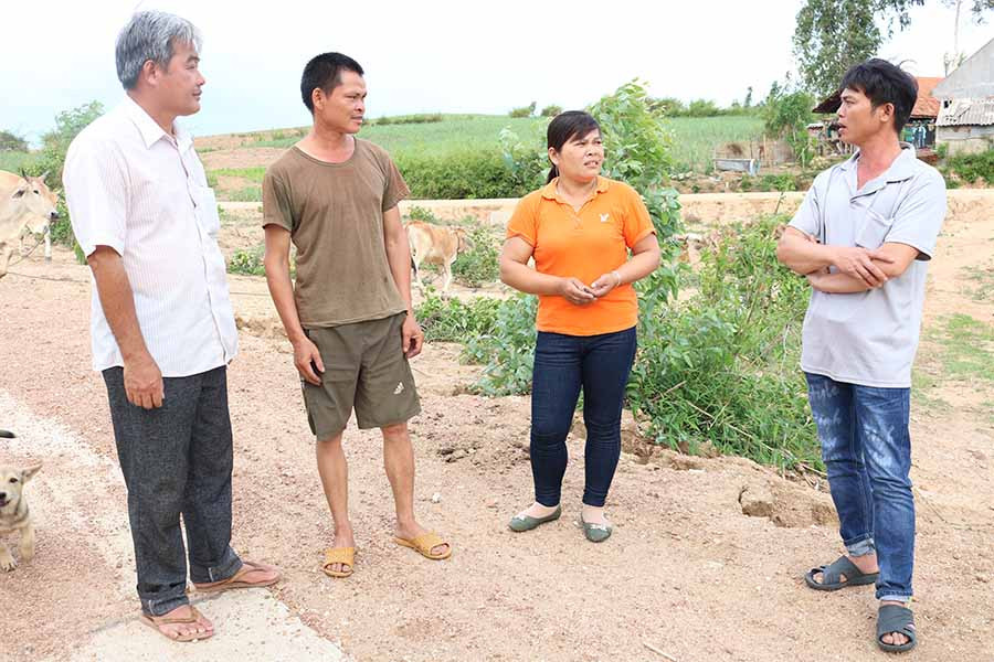  Chị Cam Thị Ngọc trao đổi kinh nghiệm sản xuất với các hộ dân trong làng. Ảnh: P.N