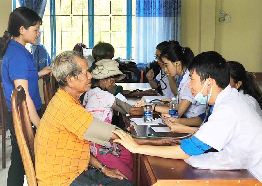Các y-bác sĩ CLB Thầy thuốc trẻ tỉnh khám bệnh cho người dân. Ảnh: T.B