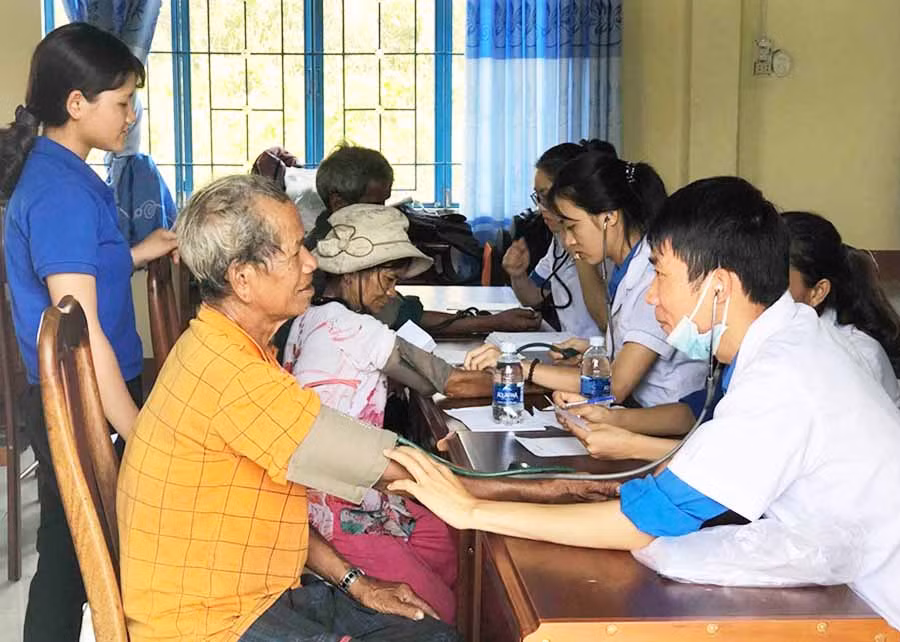 Các y-bác sĩ CLB Thầy thuốc trẻ tỉnh khám bệnh cho người dân. Ảnh: T.B