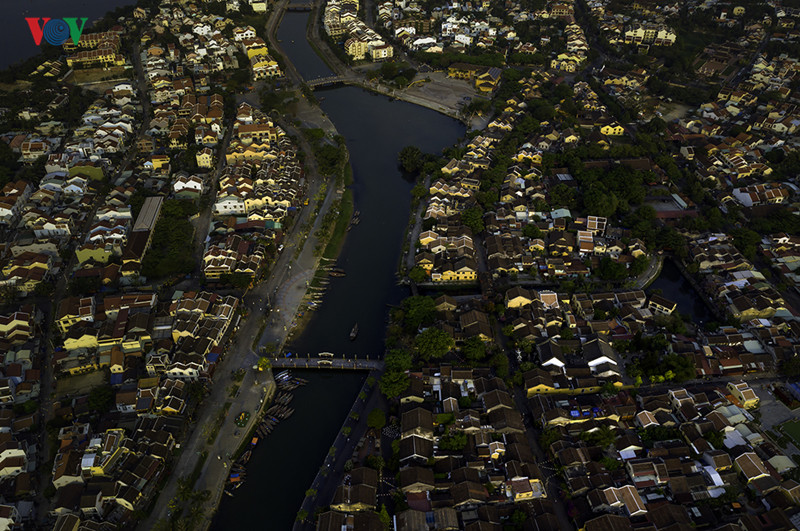 Không gian và thời gian như lắng đọng dưới những nếp nhà gỗ cổ xưa.