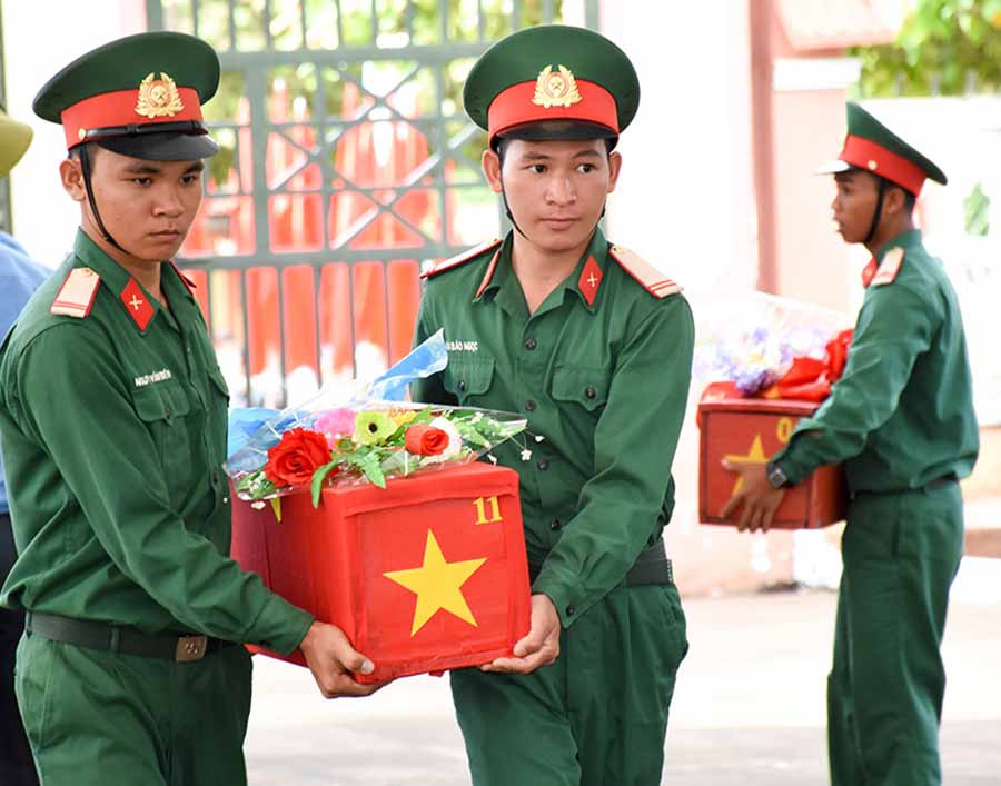 Đúng 8 giờ, các anh được đưa về Nghĩa trang Liệt sĩ huyện Đức Cơ-Ảnh Trần Dung