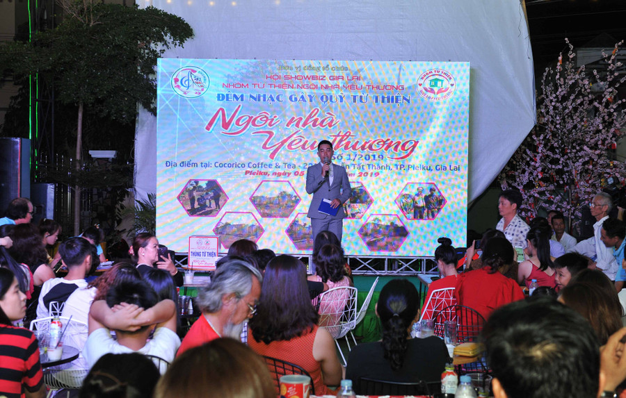 Đêm nhạc thu hút trên 300 người dân đến tham dự. Ảnh: Như Nguyện