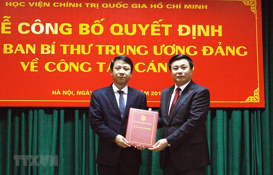  Trao Quyết định bổ nhiệm đồng chí Nguyễn Ngọc Hà, Viện trưởng Viện Lịch sử Đảng giữ chức vụ Phó Giám đốc Học viện Chính trị Quốc gia Hồ Chí Minh. (Ảnh: Nguyễn Dân -TTXVN)