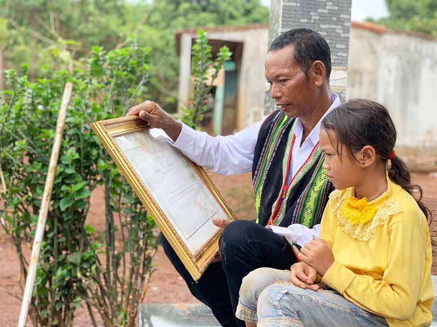 Nghệ nhân Rơ Mah Kim luôn đau đáu làm thế nào để truyền dạy sử thi cho thế hệ trẻ. Ảnh: P.L  Nghệ nhân Rơ Mah Kim luôn đau đáu làm thế nào để truyền dạy sử thi cho thế hệ trẻ. Ảnh: P.L