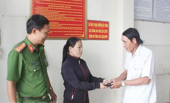 Chị Lê Thị Hậu trao trả lại tài sản cho người đánh rơi tại Công an phường Thanh Bình, TP Biên Hòa. Ảnh: TTXVN  Chị Lê Thị Hậu trao trả lại tài sản cho người đánh rơi tại Công an phường Thanh Bình, TP Biên Hòa. Ảnh: TTXVN