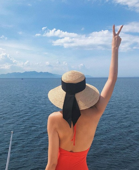 "Ngọc nữ" khoe hình ảnh đi tránh nóng theo cách riêng thay vì tạo dáng nóng bỏng như nhiều sao nữ khác.