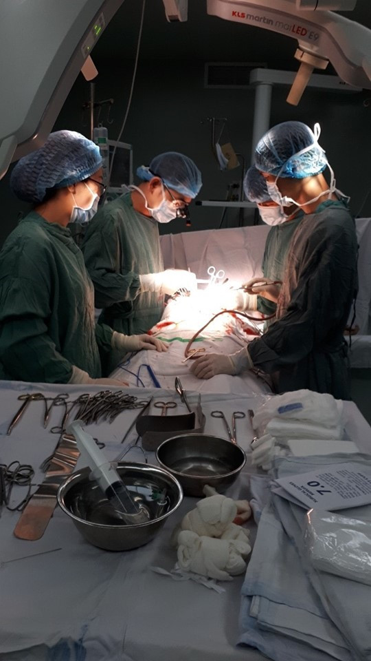 Các bác sĩ Bệnh viện Hữu nghị Đa khoa Nghệ An cấp cứu cho bệnh nhân T.N.P Các bác sĩ Bệnh viện Hữu nghị Đa khoa Nghệ An cấp cứu cho bệnh nhân T.N.P