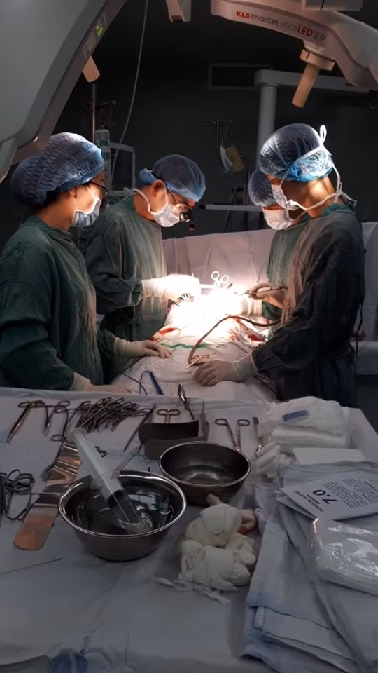  Các bác sĩ Bệnh viện Hữu nghị Đa khoa Nghệ An cấp cứu cho bệnh nhân T.N.P