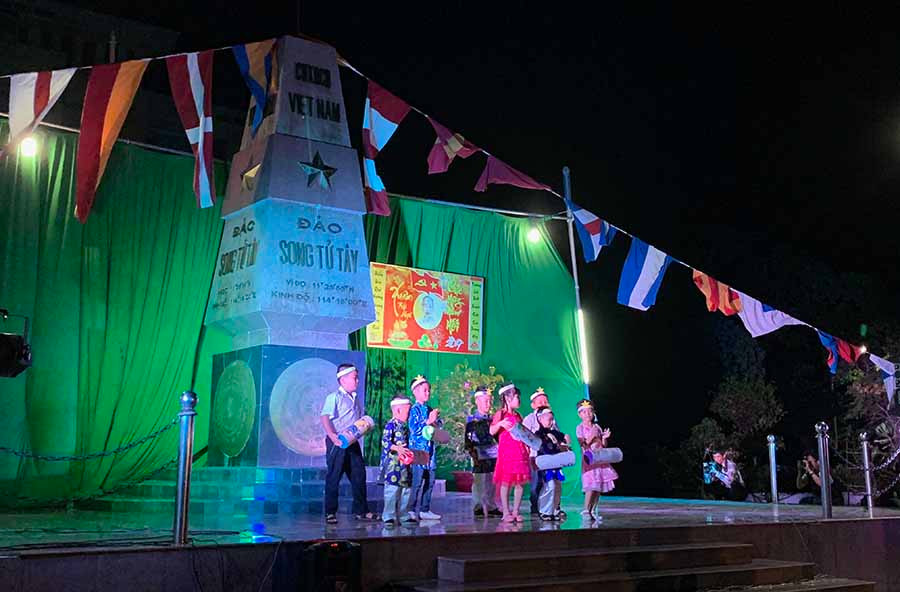 Tiết mục văn nghệ mừng Xuân Kỷ Hợi của các em học sinh trên đảo Song Tử Tây. Ảnh: H.T.H  Tiết mục văn nghệ mừng Xuân Kỷ Hợi của các em học sinh trên đảo Song Tử Tây. Ảnh: H.T.H