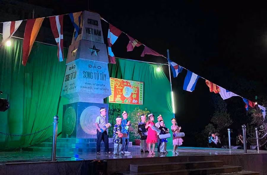  Tiết mục văn nghệ mừng Xuân Kỷ Hợi của các em học sinh trên đảo Song Tử Tây. Ảnh: H.T.H